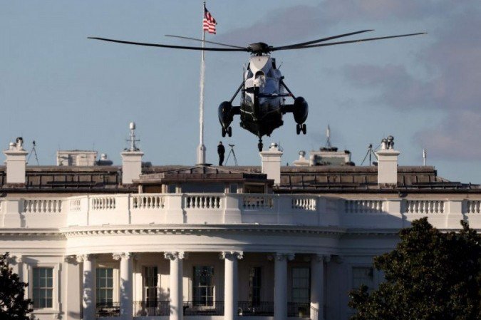 Presidente deixou a Casa Branca de helicóptero na sexta-feira (2/10) - (crédito: AFP/Getty Images North America/Win McNamee) Presidente deixou a Casa Branca de helicóptero na sexta-feira (2/10) - (crédito: AFP/Getty Images North America/Win McNamee)