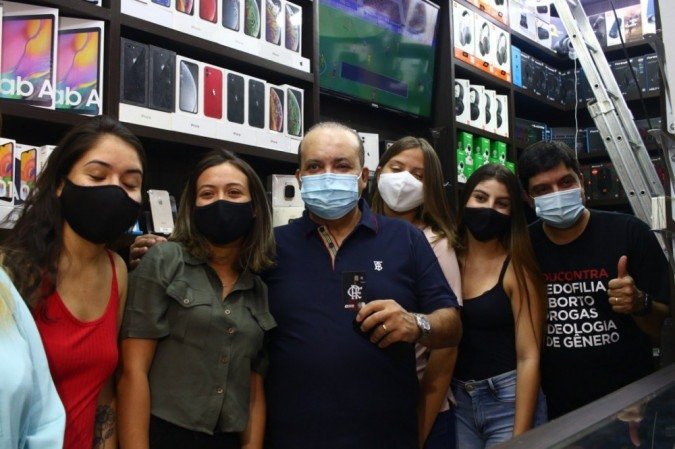 Ibaneis Rocha aproveitou para comprar um Iphone 11 Pro Max em uma das bancas da Feira dos Importados