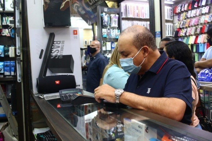 O governador aproveitou para fazer compras nas bancas