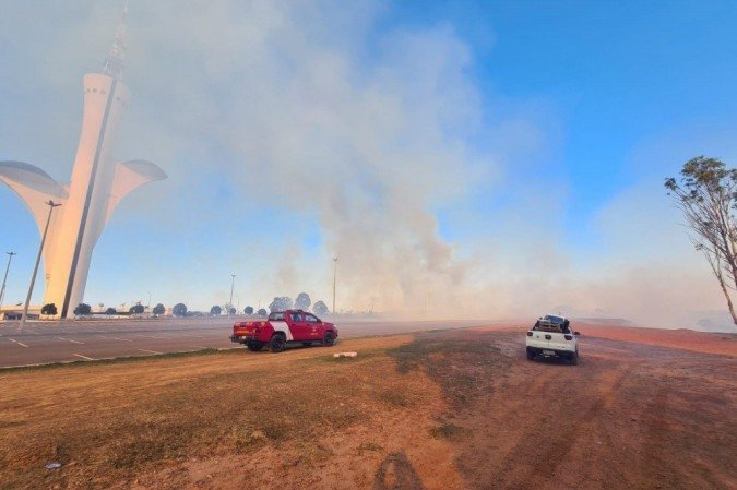 Incêndio atinge vegetação próxima a Torre de TV Digital - (crédito: Divulgação/CBMDF) Incêndio atinge vegetação próxima a Torre de TV Digital - (crédito: Divulgação/CBMDF)