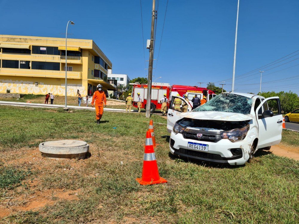 Um adolescente morreu após o carro em que ele estava capotar 