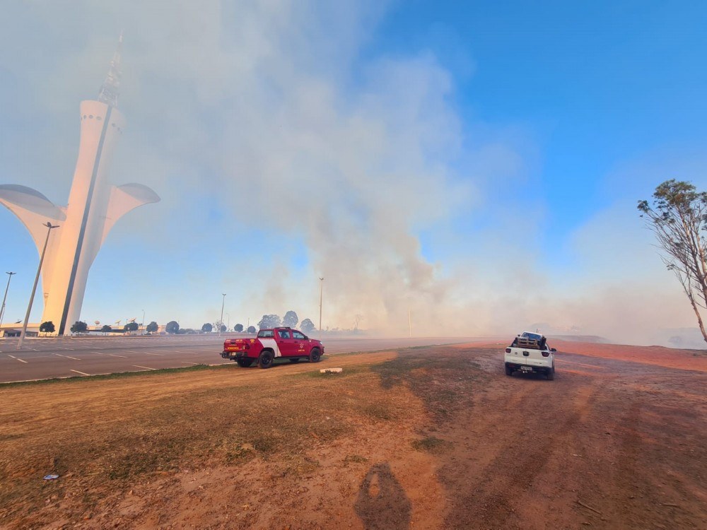 Vídeo: incêndio atinge vegetação próxima a Torre de TV Digital 