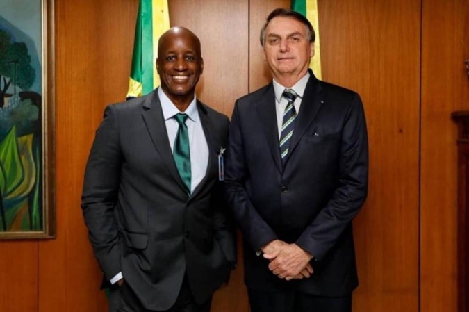 O presidente da Fundação Palmares, Sérgio Camargo, ao lado do presidente da República, Jair Bolsonaro -  (crédito: Facebook/Reprodução)