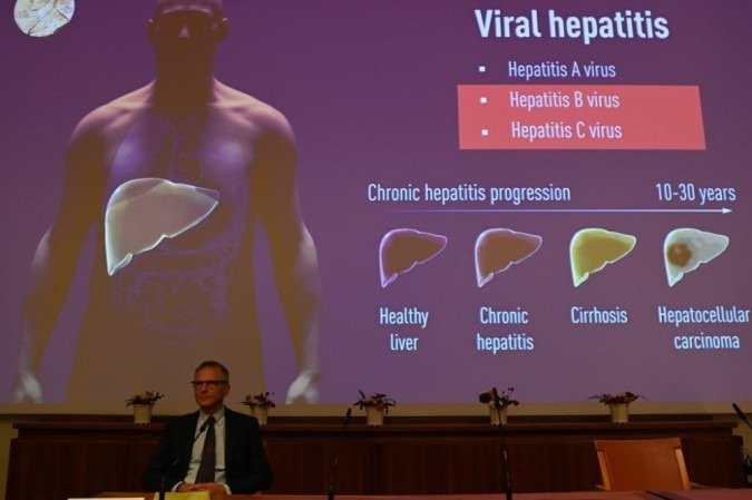 Patrik Ernfors, membro do Comitê Nobel, está sentado em frente a uma tela que mostra o campo de trabalho dos vencedores do Prêmio Nobel de Medicina de 2020 durante uma coletiva de imprensa no Instituto Karolinska em Estocolmo, Suécia. - (crédito: Jonathan NACKSTRAND / AFP) Patrik Ernfors, membro do Comitê Nobel, está sentado em frente a uma tela que mostra o campo de trabalho dos vencedores do Prêmio Nobel de Medicina de 2020 durante uma coletiva de imprensa no Instituto Karolinska em Estocolmo, Suécia. - (crédito: Jonathan NACKSTRAND / AFP)