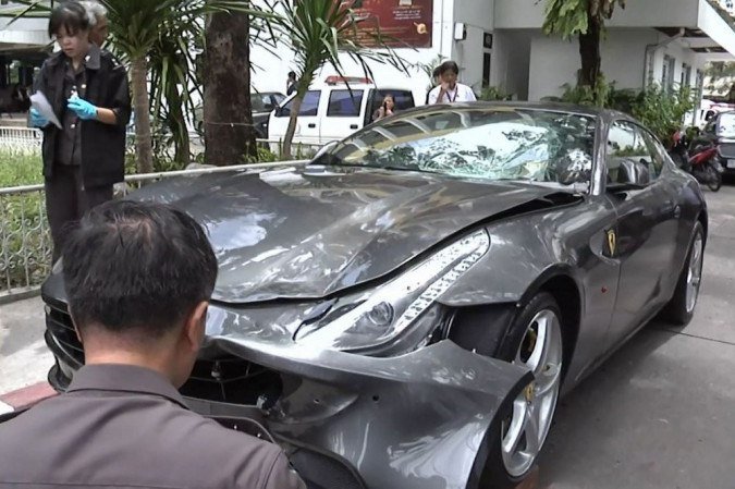 A polícia inspecionando o carro da Ferrari pertencente ao herdeiro da Red Bull Vorayuth A polícia inspecionando o carro da Ferrari pertencente ao herdeiro da Red Bull Vorayuth