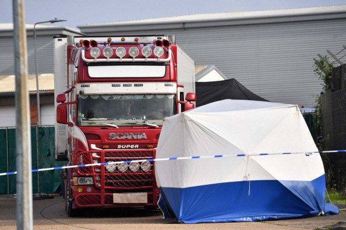 Nesta foto tirada em 23 de outubro de 2019, uma tenda forense da polícia é vista na frente de um caminhão contendo 39 cadáveres, no local onde foi descoberta no Parque Industrial Waterglade em Grays, a leste de Londres. - (crédito: AFP / Ben STANSALL) Nesta foto tirada em 23 de outubro de 2019, uma tenda forense da polícia é vista na frente de um caminhão contendo 39 cadáveres, no local onde foi descoberta no Parque Industrial Waterglade em Grays, a leste de Londres. - (crédito: AFP / Ben STANSALL)