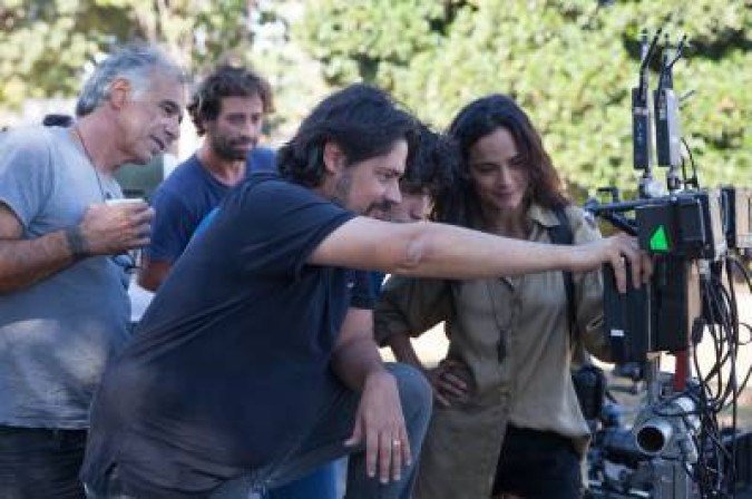 Cena dos bastidores do filme 'Eduardo e Mônica', de René Sampaio, com Alice Braga e Gabriel Leone - (crédito: Janine Moraes/Divulga??o) Cena dos bastidores do filme 'Eduardo e Mônica', de René Sampaio, com Alice Braga e Gabriel Leone - (crédito: Janine Moraes/Divulga??o)