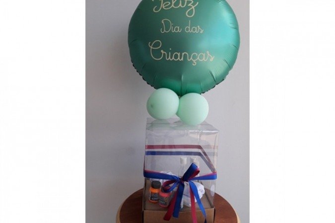 Kit Balloon Box Tie Dye, da Magnólias Decor Balões. Vem com uma camisa branca, três tintas de tecido, um par de luvas, elástico para amarração, três bisnagas e um balão personalizado (R$ 160)