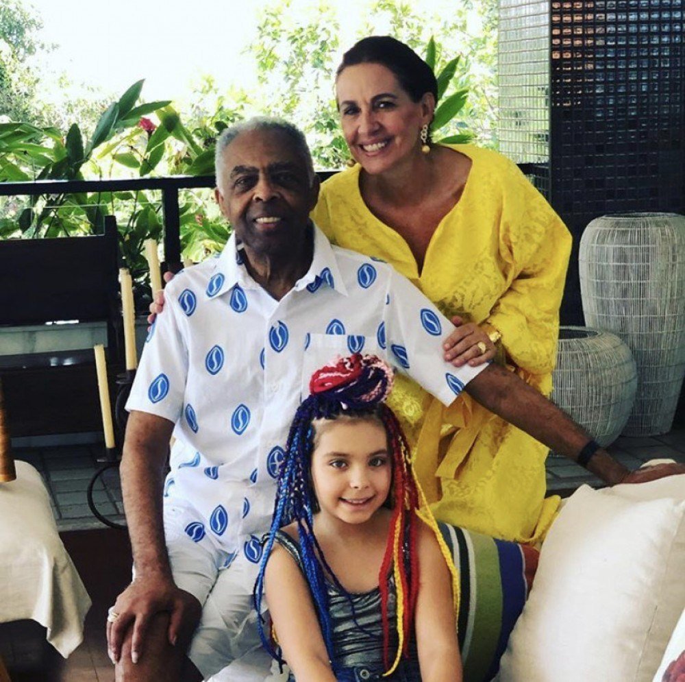 Flor Gil ao lado dos avós Gilberto e Flora Gil