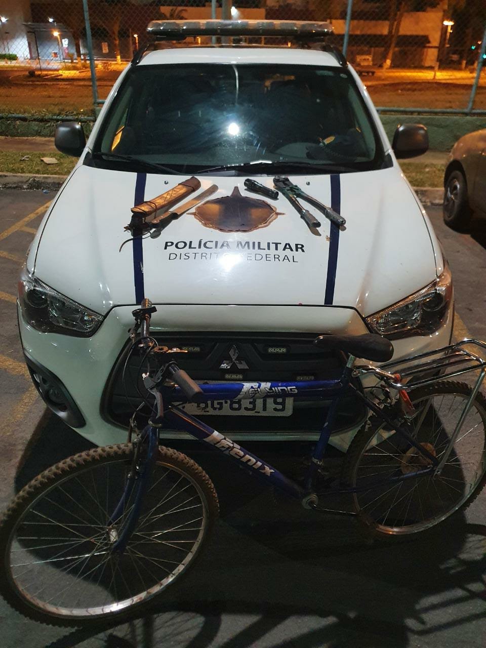 A pol&iacute;cia apreendeu um alicate, um fac&atilde;o, uma bicicleta, uma chave inglesa e uma lanterna. 