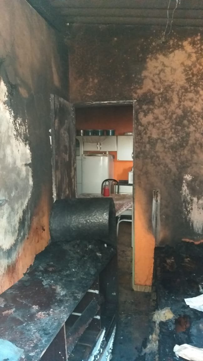 O fogo teve início por volta das 14h.