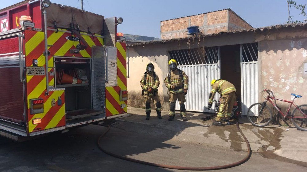 As chamas atingiram apenas um cômodo da casa. 
