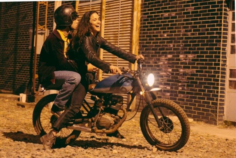 Cena do filme 'Eduardo e Mônica', de René Sampaio, com Alice Braga e Gabriel Leone.