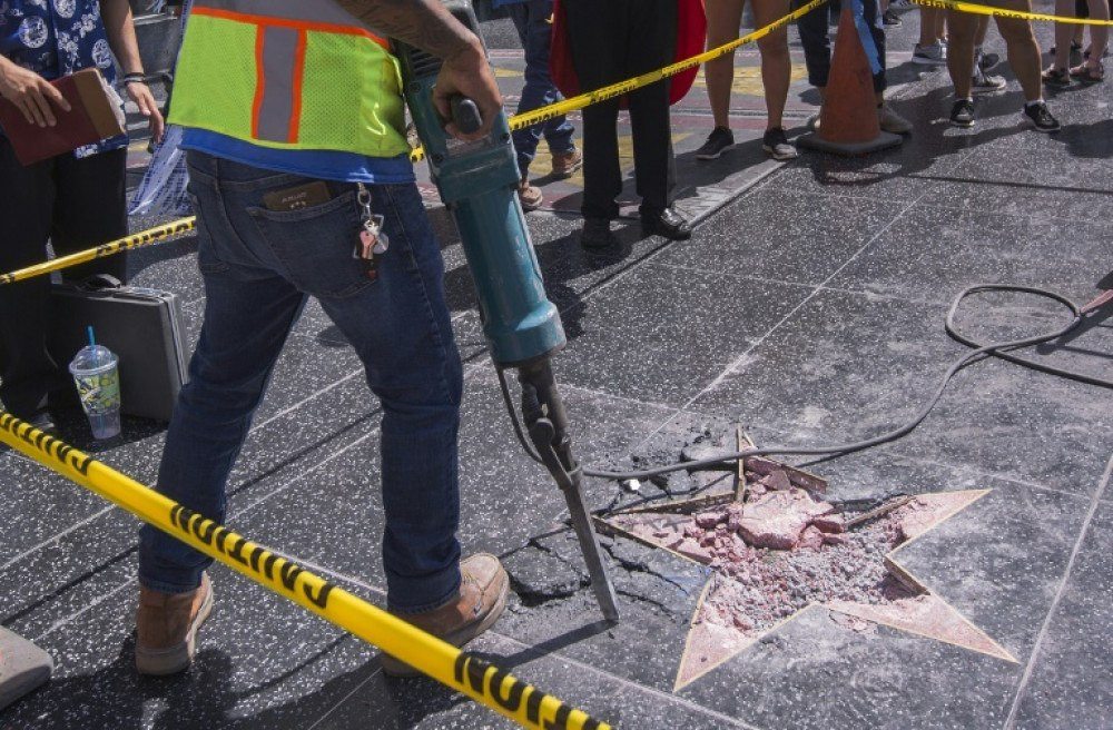 Homem destrói estrela de Trump na Calçada da Fama mais uma vez