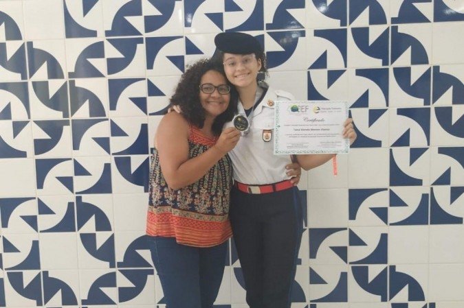 Tainá Vianna, ao lado da mãe Maricélia, com medalha de prata e certificação da 1ª OBEF - (crédito: Arquivo pessoal) Tainá Vianna, ao lado da mãe Maricélia, com medalha de prata e certificação da 1ª OBEF - (crédito: Arquivo pessoal)