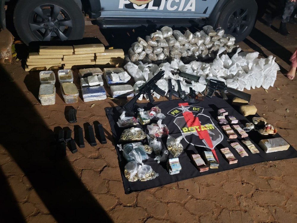 A pol&iacute;cia apreendeu v&aacute;rios sacos de coca&iacute;na, dois rev&oacute;lveres, um deles americano, uma pistola, dois fuzis de guerra, 10 carregadores de armas, diversos tabeles de maconha e haxixe