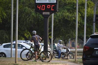 06/10/2020 Crédito: Minervino Júnior/CB/D.A Press. Brasil.  Brasilia - DF. Fim de tarde com recorde na temperatura mais alta em Brasília. Termômetro no Sudoeste próximo ao Parque da Cidade. -  (crédito: Minervino J?nior/CB/D.A Press)