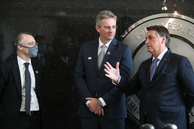 Bolsonaro, com o diretor-geral da PF, Rolando Souza (C), e o ministro da Justiça, André Mendonça, na cerimônia em Brasília
 -  (crédito: Marcos Corrêa/PR)
