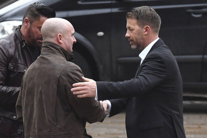 Barry Bennell Steve Walters (D) cumprimenta um apoiador quando ele chega ao Liverpool Crown Court em 19 de fevereiro de 2018 para a condenação do ex-técnico de futebol. -  (crédito: AFP / Anthony Devlin)