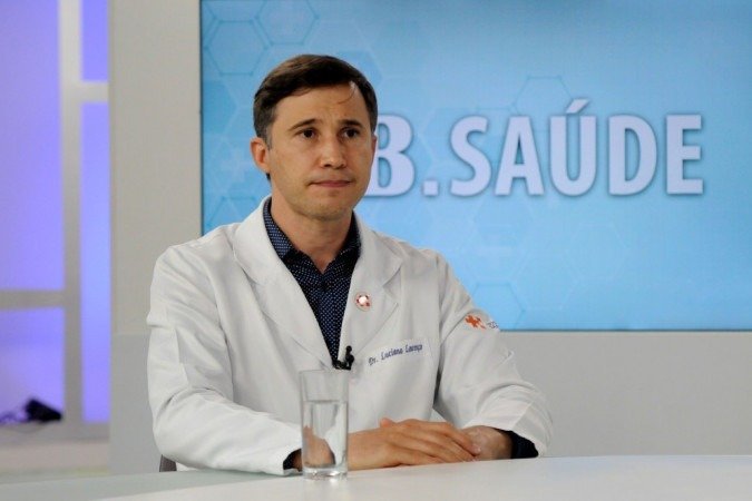 Coordenador do pronto socorro do Hospital Santa Lúcia, Luciano Lourenço, explica que obesidade agravou casos de covid-19 até mesmo em pacientes jovens e saudáveis - (crédito: Marcelo Ferreira/CB/D.A Press) Coordenador do pronto socorro do Hospital Santa Lúcia, Luciano Lourenço, explica que obesidade agravou casos de covid-19 até mesmo em pacientes jovens e saudáveis - (crédito: Marcelo Ferreira/CB/D.A Press)