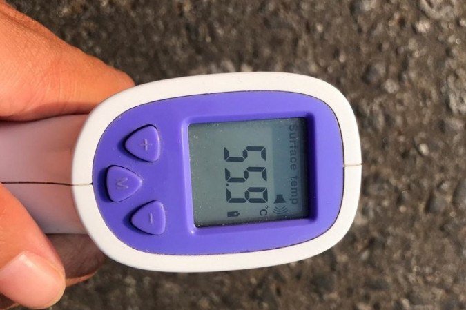 Para entender a sensação térmica na região, a equipe do Correio utilizou um termômetro digital com sensor infravermelho para medir a temperatura no asfalto. O número registrado foi de 55,9ºC