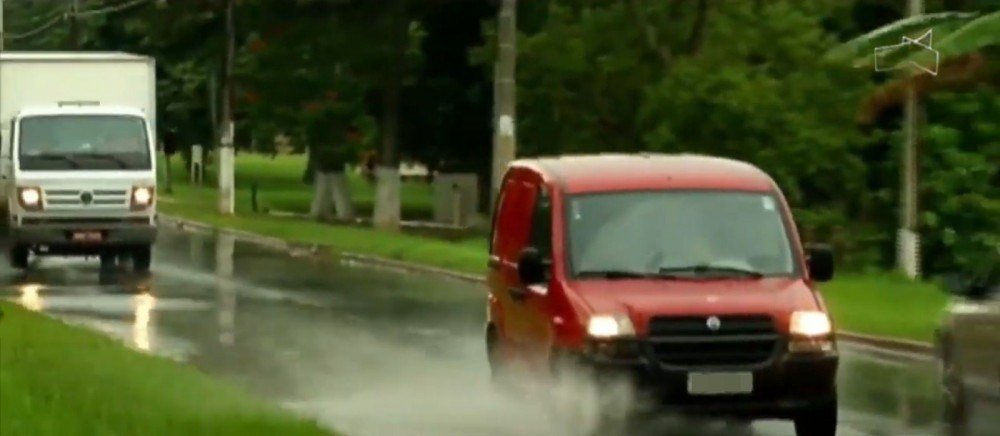 Carros na chuva