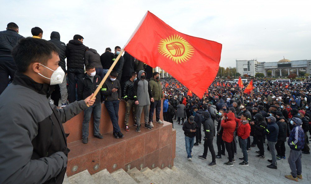 Diferentes facções se enfrentam no Quirguistão; presidente se dispõe a renunciar