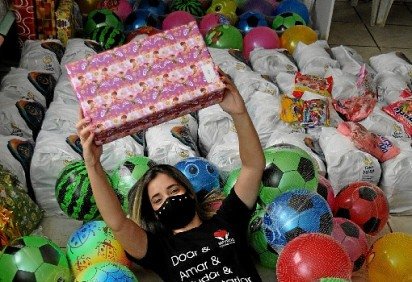Lídia Almeida: presentes para crianças que moram na Fazendinha, uma região rural a 20 minutos do Sol Nascente