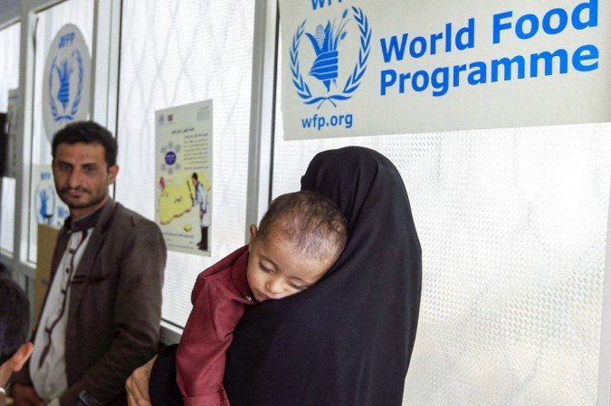 Nesta foto de arquivo tirada em 22 de junho de 2019, uma mulher carrega uma criança desnutrida em um centro de tratamento do Programa Alimentar Mundial (PMA) no Hospital Maternal al-Sabeen na capital iemenita controlada pelos rebeldes Huthi, Sanaa. - (crédito: Mohammed HUWAIS / AFP) Nesta foto de arquivo tirada em 22 de junho de 2019, uma mulher carrega uma criança desnutrida em um centro de tratamento do Programa Alimentar Mundial (PMA) no Hospital Maternal al-Sabeen na capital iemenita controlada pelos rebeldes Huthi, Sanaa. - (crédito: Mohammed HUWAIS / AFP)