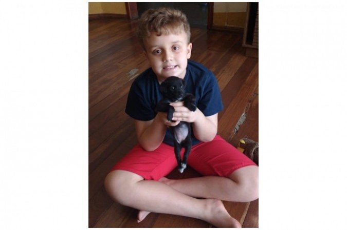 Desde que Luke chegou, Arthur não pede mais tanto a atenção da mãe: ocupado com o novo amigo