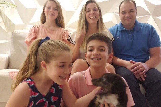 Com a chegada de Lili, Josué, Valentina e Sarah largaram as telas e passaram a brincar mais juntos: para os pais, Fernanda e Carlos Augusto, a família está ainda mais unida