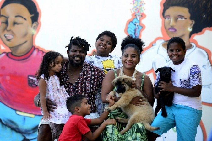 Depois de um intenso trabalho de convencimento, Heitor, Tomás, Otávio, e Pérola conseguiram que os pais, Nayana e Dennilson, a adotarem Viola Davis e Dix -  (crédito: Carlos Vieira/CB.D.A.Press)
