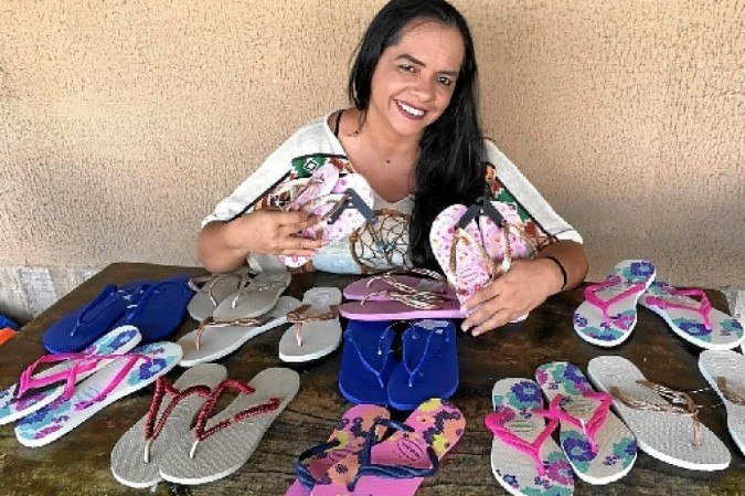 Sueli Silva arrecada chinelos para a meninada do Sol Nascente e região