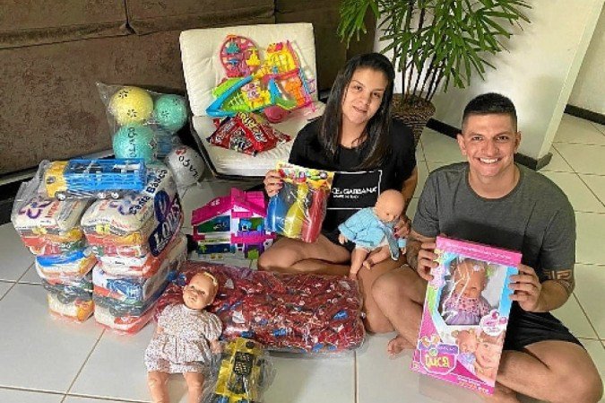 Felipe e Emanuelli organizam um evento de Dia das Crianças em uma comunidade 
do Itapoã