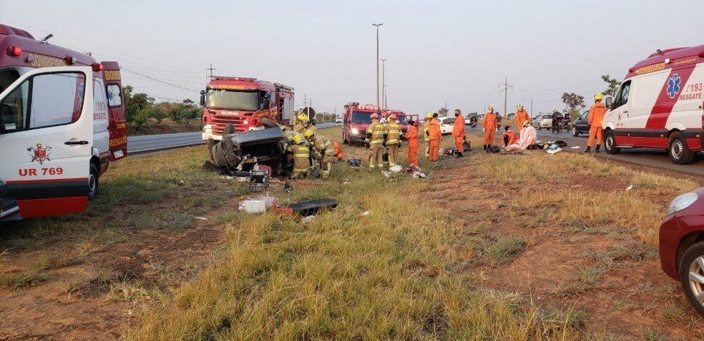 Acidente grave deixou três pessoas feridas e uma jovem morta