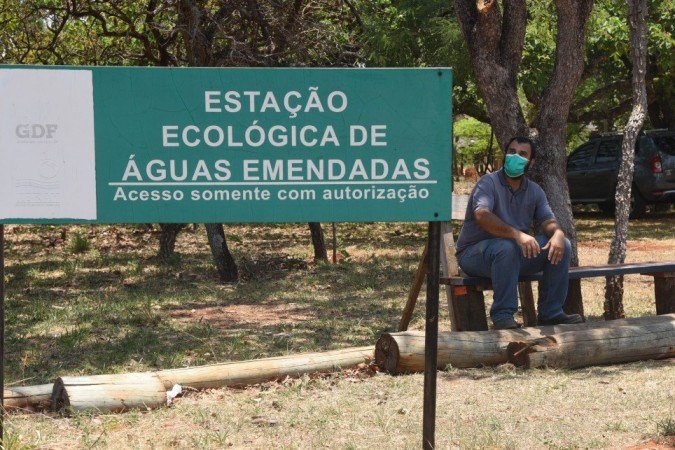 
Sob o Sol forte, o técnico ambiental do Ibram Alípio Pires vistoria todo o terreno da estação ecológica