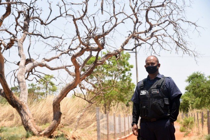 
O vigilante Daniel Gomes percorre, durante o expediente, 50 quilômetros de moto na estação ecológica
