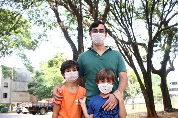 O morador da Asa Sul Rafael Dusi e os filhos João e Lucas: eles se divertem com os insetos
