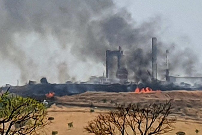 BR-060. Caminhão tombado e fumaça de incêndio complicam trânsito