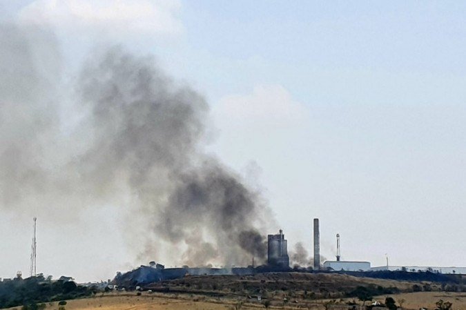 BR-060. Caminhão tombado e fumaça de incêndio complicam trânsito