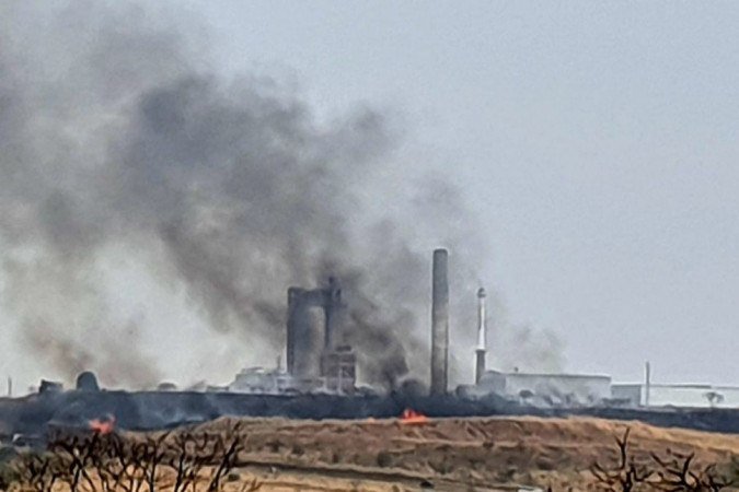 BR-060. Caminhão tombado e fumaça de incêndio complicam trânsito