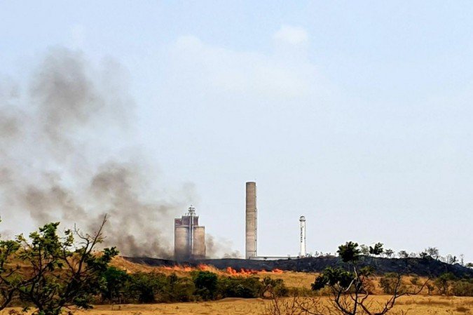 BR-060. Caminhão tombado e fumaça de incêndio complicam trânsito