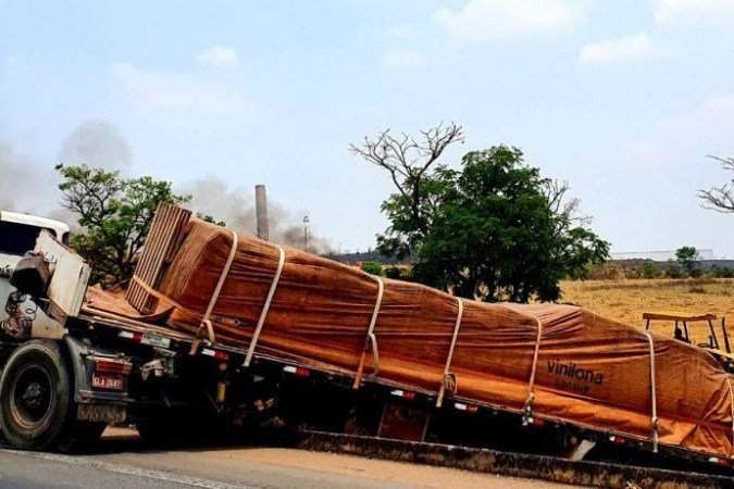 BR-060. Caminhão tombado e fumaça de incêndio complicam trânsito