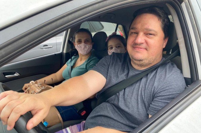 Henrique Fleury, a esposa Letícia e a filha Maria Eduarda estavam ansiosos para ver os bichos, após seis meses de Zoológico fechado.