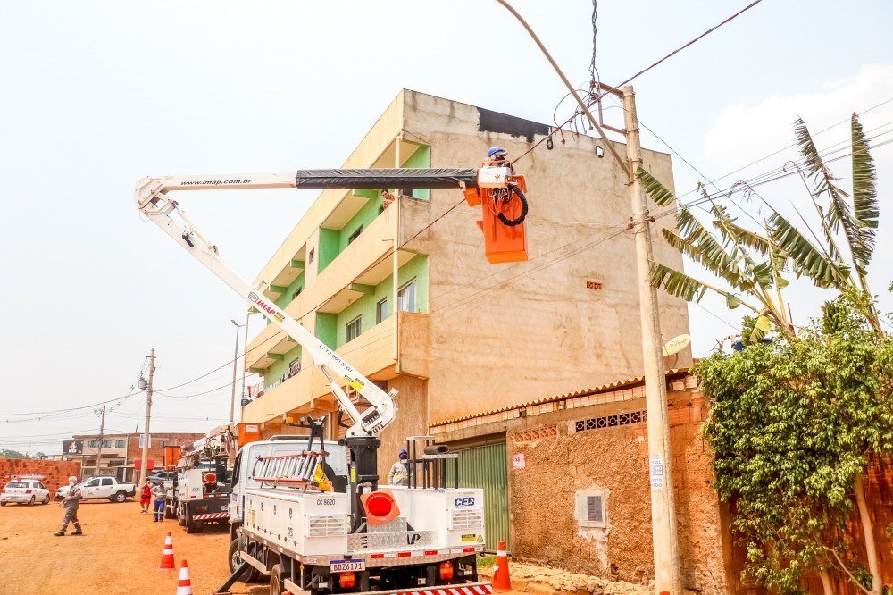 Ibaneis assina decreto para instalação de energia em área regularizáveis