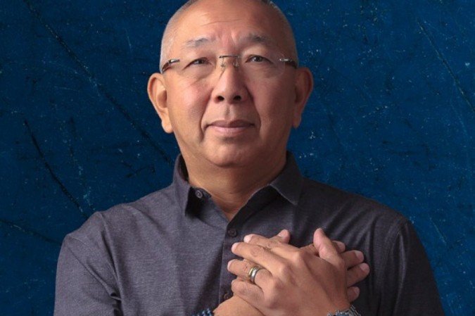Kadomoto costuma abrir vídeos de autoajuda do seu canal no YouTube com o bordão 'Vamos ser feliz?', antes de falar sobre temas como resiliência e controle emocional - (crédito: Reprodução/Instituto Tadashi Kadomoto) Kadomoto costuma abrir vídeos de autoajuda do seu canal no YouTube com o bordão 'Vamos ser feliz?', antes de falar sobre temas como resiliência e controle emocional - (crédito: Reprodução/Instituto Tadashi Kadomoto)