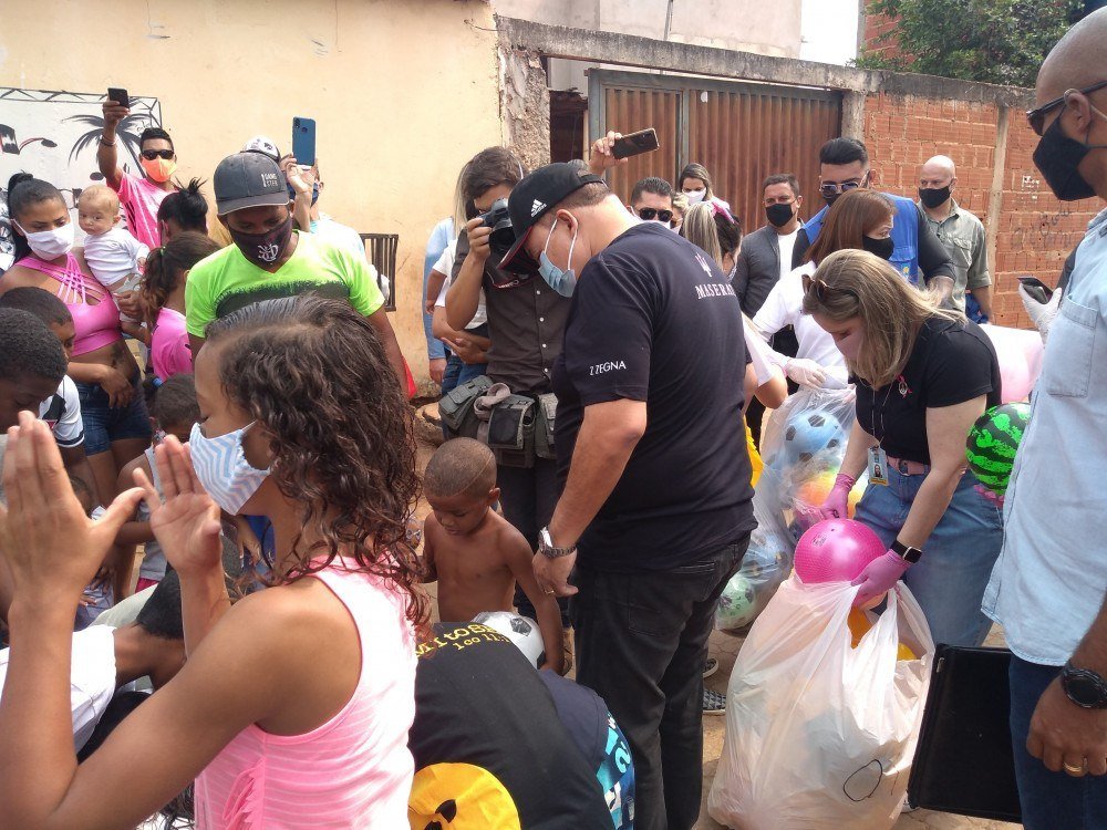 Ibaneis entrega brinquedos para crianças de famílias carentes do DF 