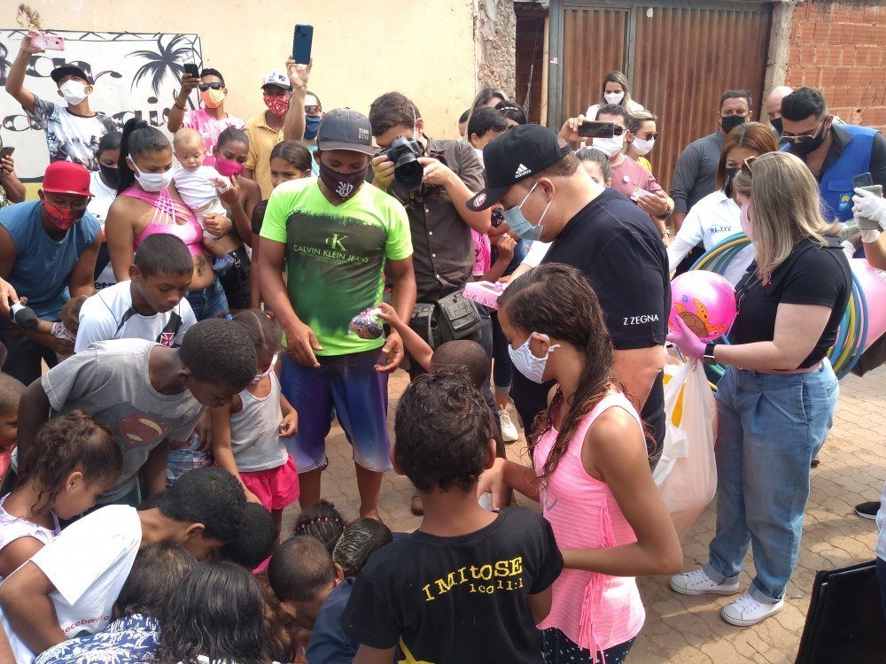 Ibaneis entrega brinquedos para crianças de famílias carentes do DF 