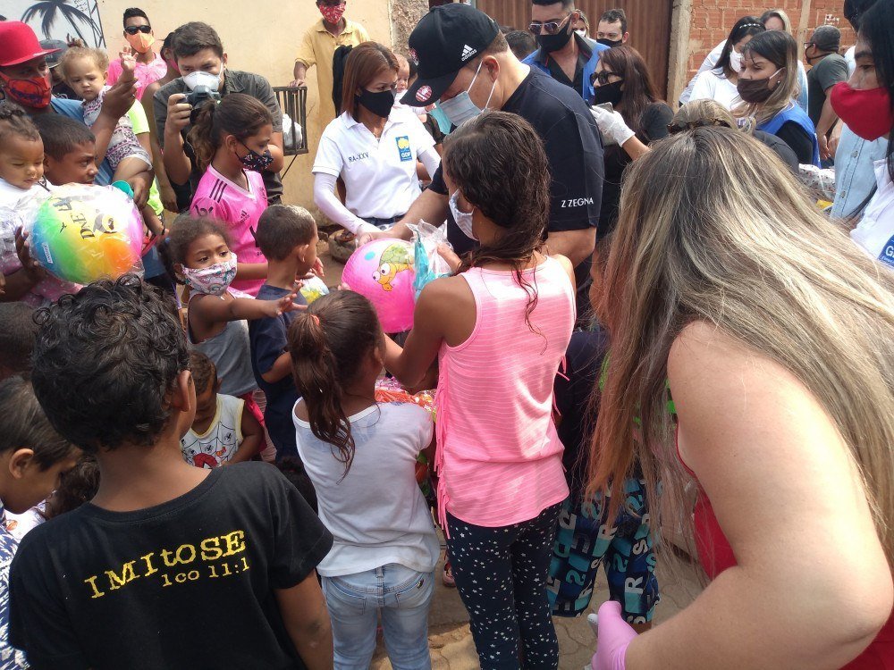 Ibaneis entrega brinquedos para crianças de famílias carentes do DF 