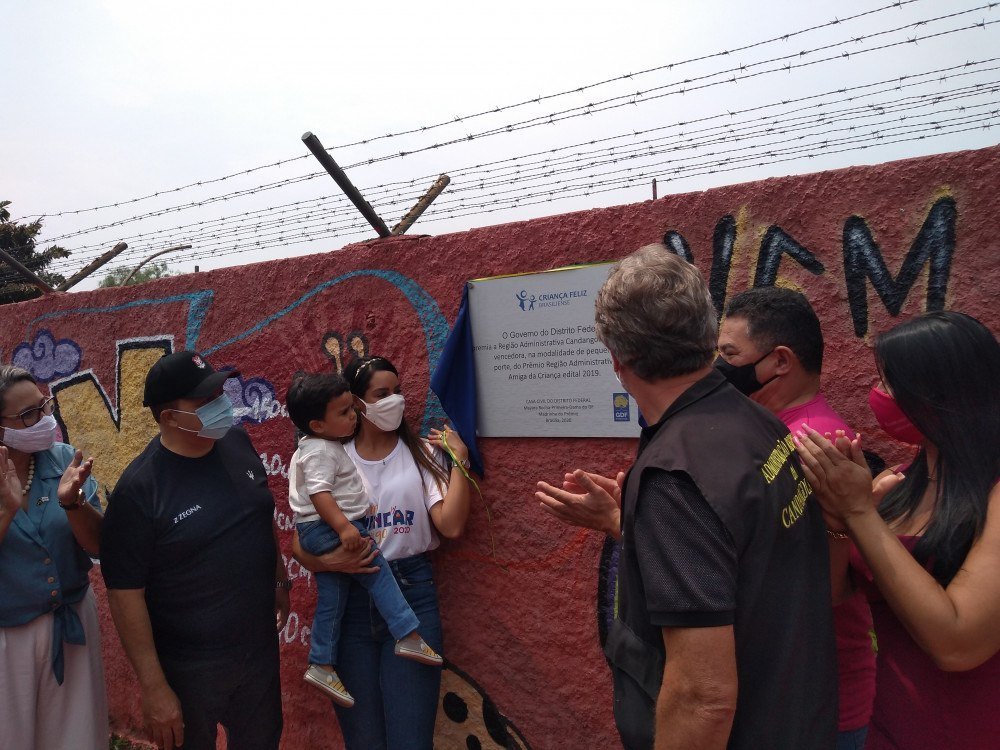 Candangolândia recebe placa de reconhecimento pelos investimentos em ações à valorização da primeira infância. 